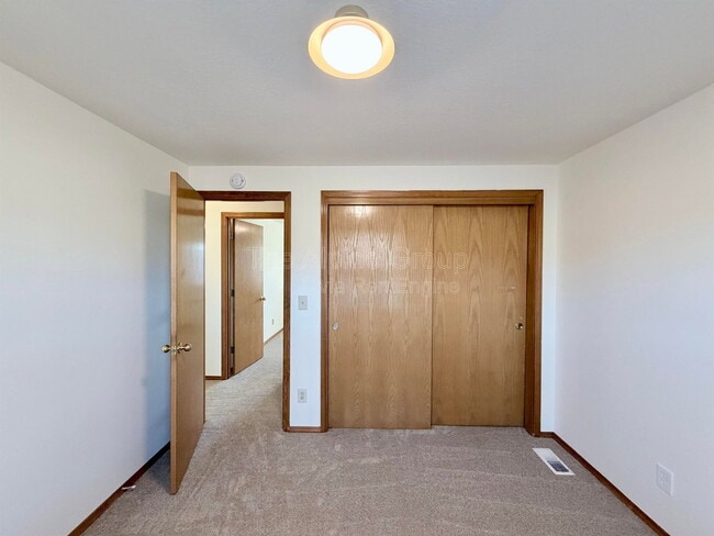 Building Photo - 719 SW Backcourt Pl