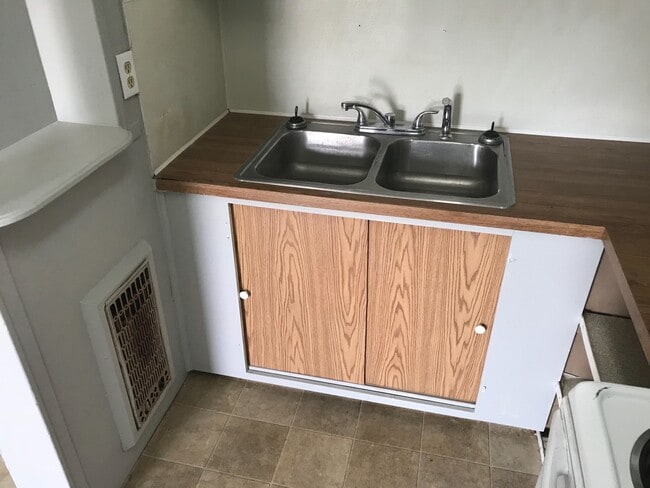 Building Photo - 220 Doty St