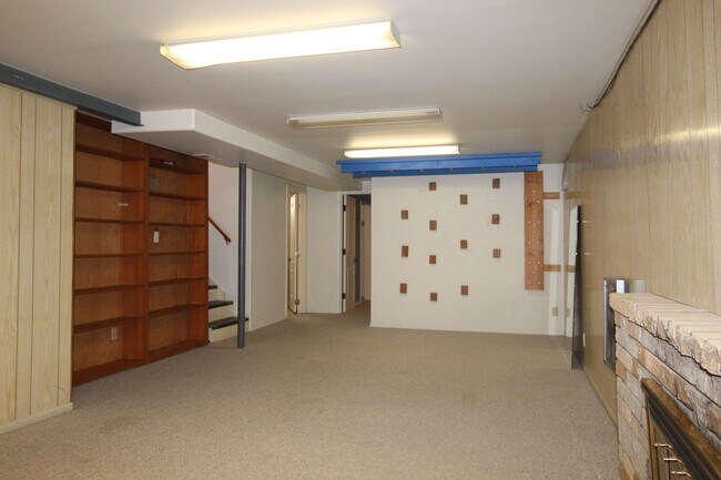 Building Photo - 3123 W Bismark Ave