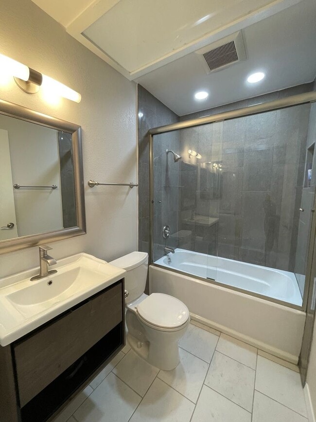 Building Photo - Beautiful Unit in Gated Community!