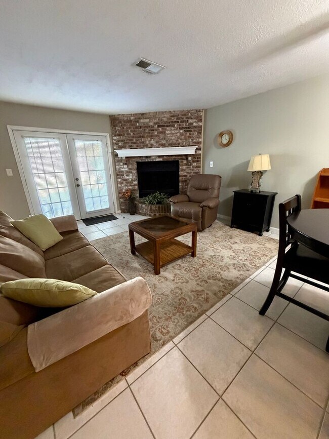 Building Photo - Coastal Living in the Heart of Destin