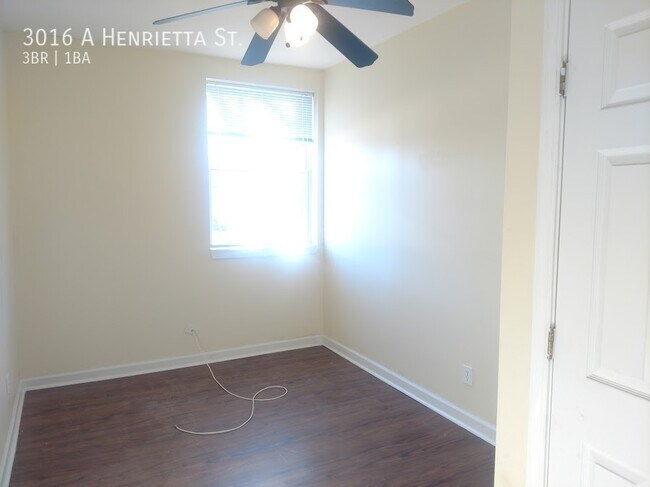 Building Photo - Huge 3br/1ba 2nd Floor Apartment in Heart ...