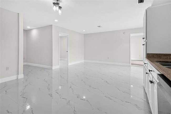 Building Photo - 6747 Deer Pond Ln