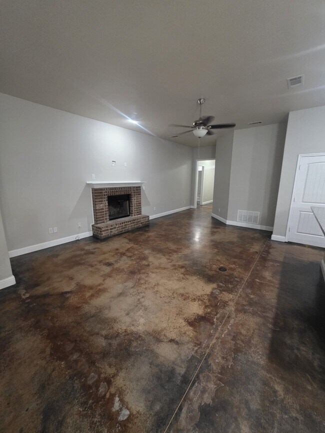 Building Photo - 3 bed 2 bath home with 2 car garage in Legends Park!