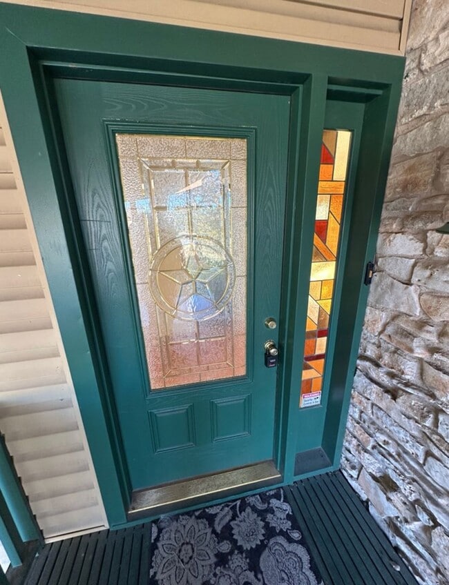 Building Photo - AVAILABLE NOW!