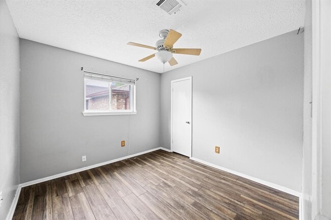 Building Photo - 16910 Glen Eagle Dr N