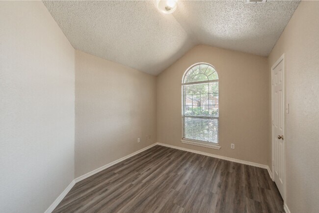 Building Photo - 1740 Cedar Tree Dr