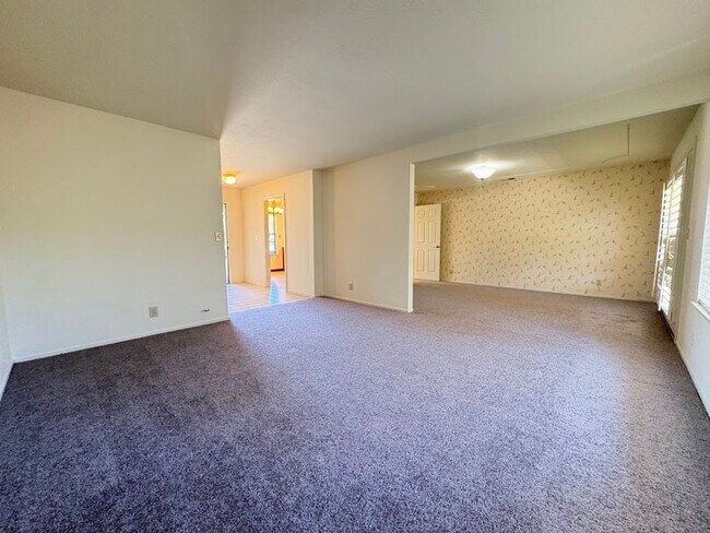 Building Photo - Spacious 4 Bedroom Home in Quiet Galt Neighborhood