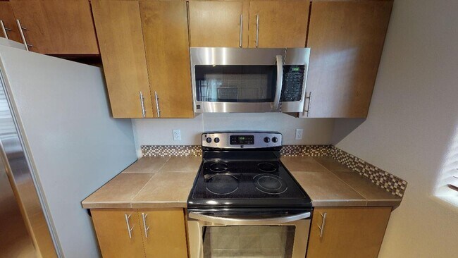 Building Photo - Perfect For Nursing Student - Beautiful Condo w/ Garage. Close To St. Vincents Hospital