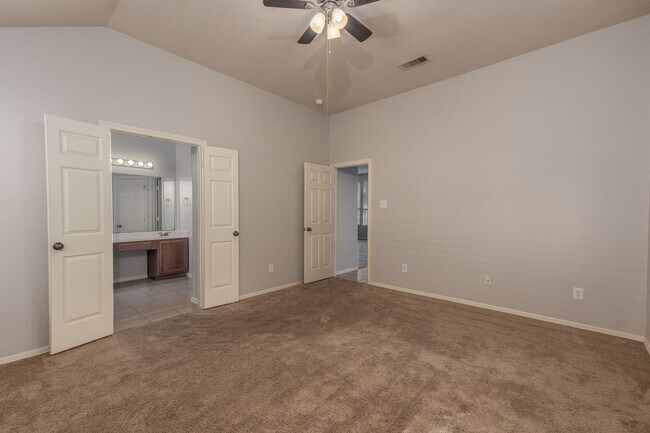 Building Photo - 32015 Sue Ln