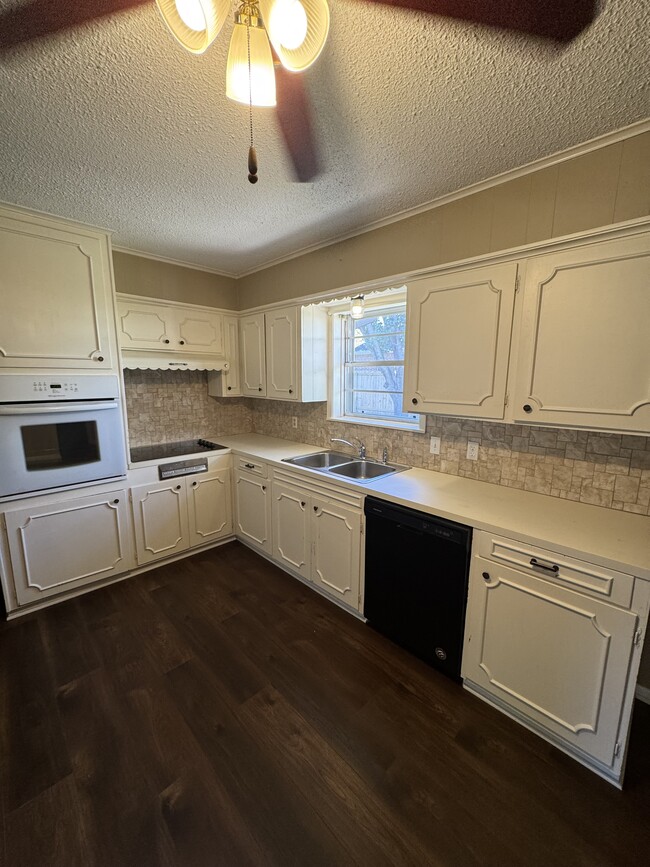 Building Photo - 8101 Karen Dr