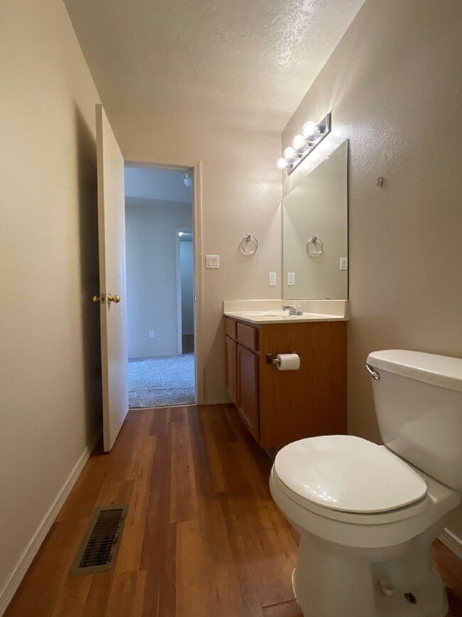 Building Photo - Two story 3 bedroom! Move in ready! Move i...