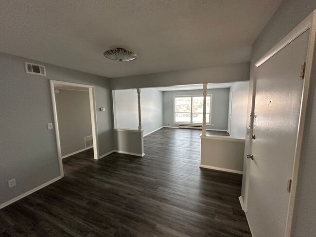 Building Photo - Updated 2 bed 1 bath apartment in the heart of Speedway