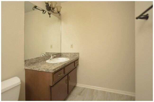 Building Photo - 105 Oakmont Ln