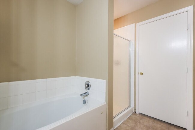 Building Photo - 1127 Laurel Chase Tr