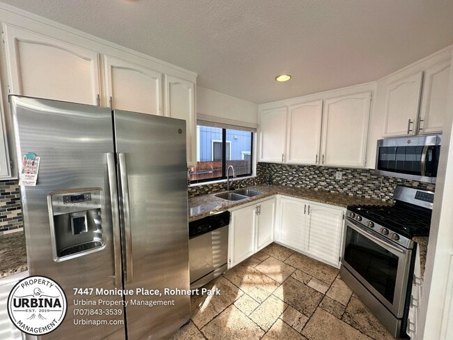 Building Photo - Beautiful 3-Bedroom Home with a Sparkling ...