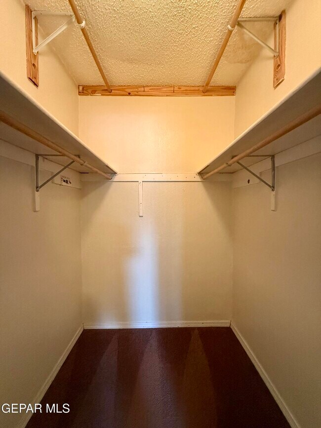 Building Photo - 12118 Royal Woods Dr