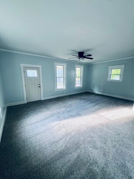 Building Photo - 514 E 9th St