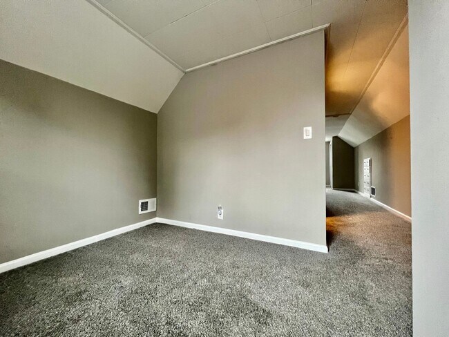 Building Photo - Adorable home located in St. Matthews
