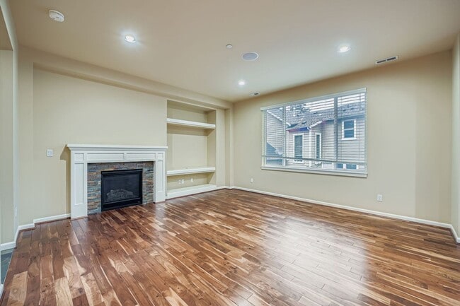 Building Photo - Stunning 3BD / 3BA Redmond Home. Spacious, Updated & Designed for Comfort!