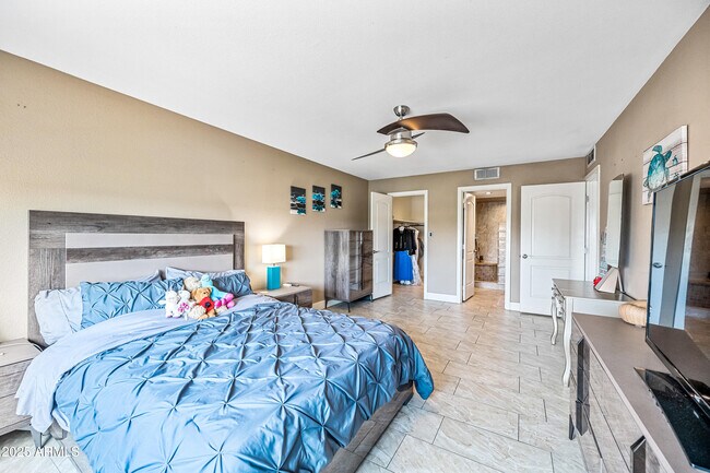 Building Photo - 7940 E Camelback Rd