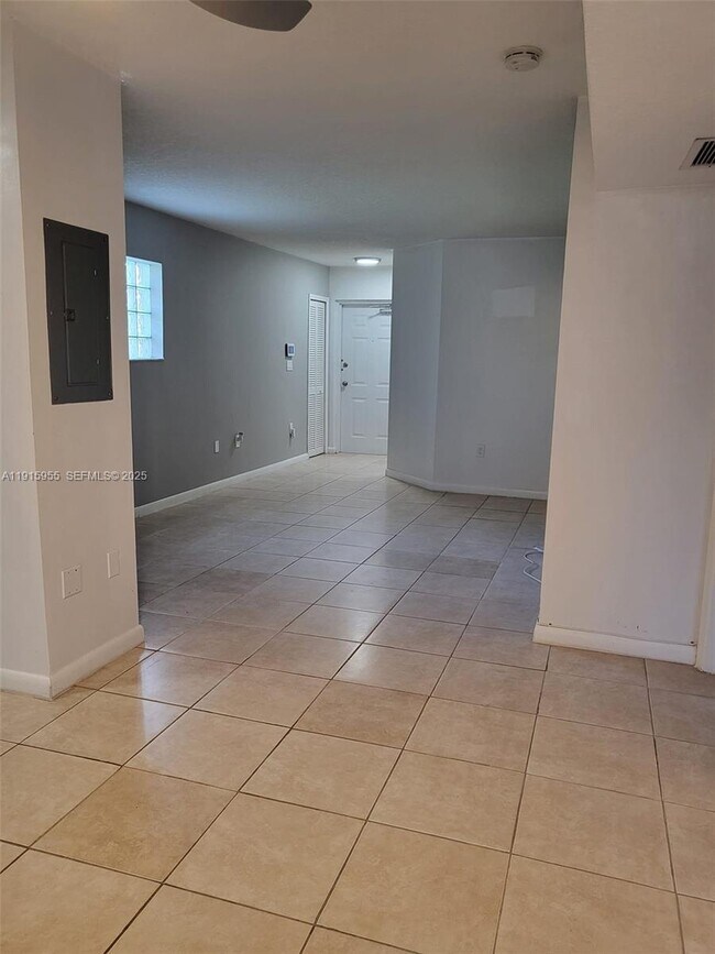 Building Photo - 3415 NE 9th Dr