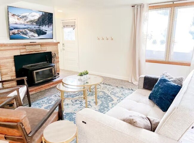 Building Photo - Modern 4 bed/2 bath with Mountain Views and a Fenced Backyard