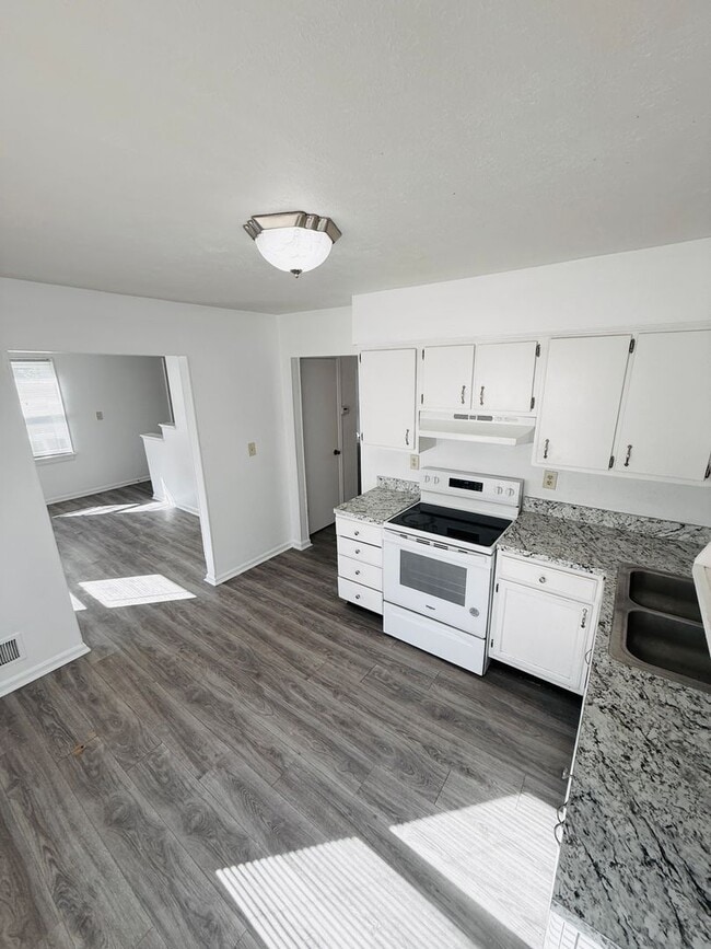 Building Photo - Beautiful 3-4 Bedroom 2 Bathroom Home