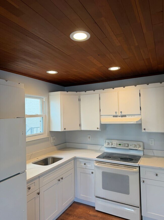 Building Photo - 1322 S Fountian Street