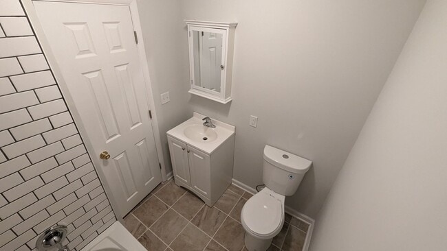 Building Photo - 2 Bedroom, fully renovated!