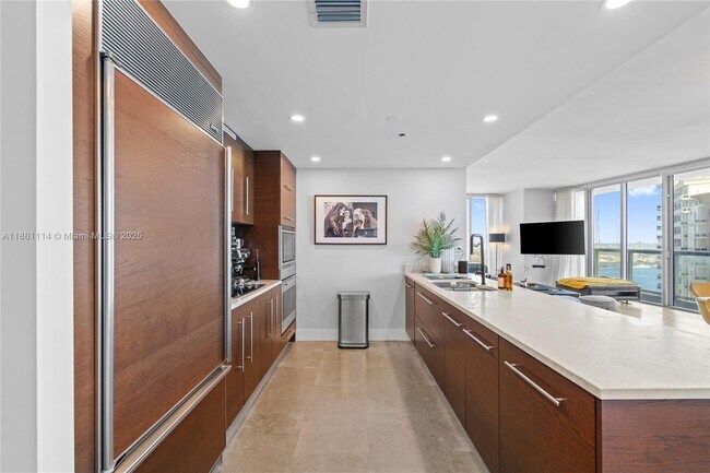 Building Photo - 465 Brickell Ave