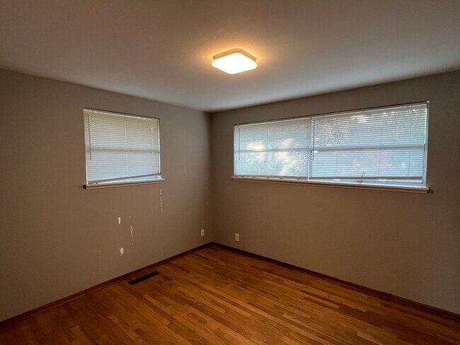 Building Photo - Classic 4 Bed Brick Home in Ravenna