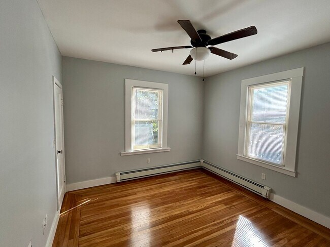 Building Photo - 1st Floor, 3 Bedroom Apartment