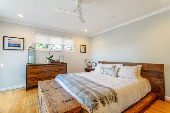 Building Photo - 10 - 22 Month FURNISHED Lease: Bring Indoor/Outdoor Living HOME with this 3bd+/2.5ba plus Pool & ...