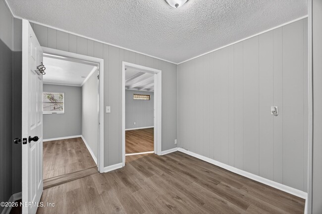 Building Photo - 6955 Miss Muffet Ln S