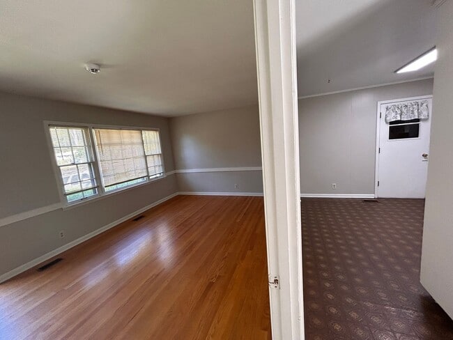 Building Photo - 2405 Laverne Dr NW