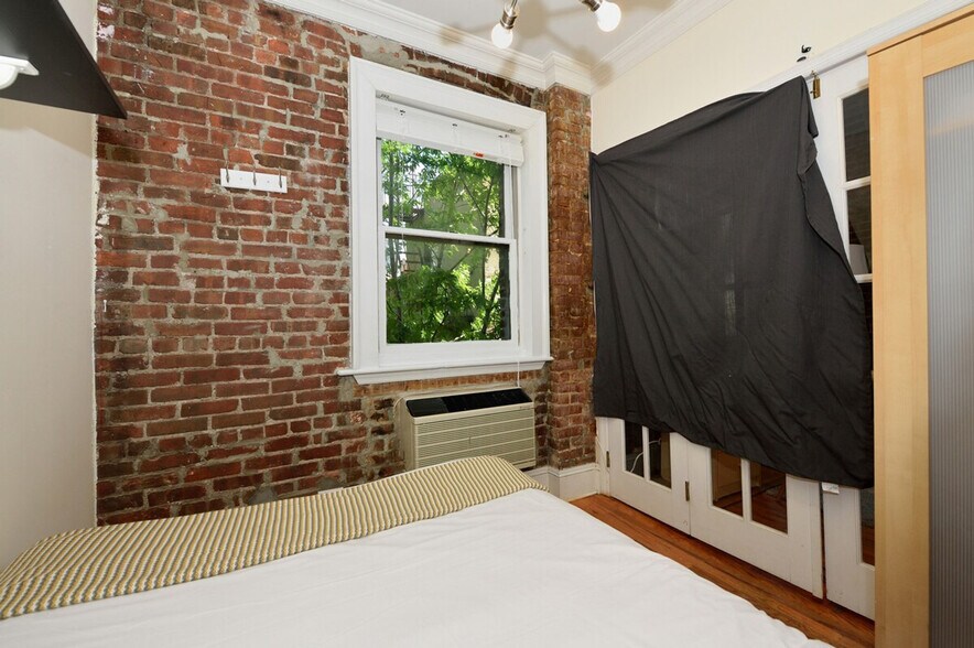 Building Photo - 692 10th Ave