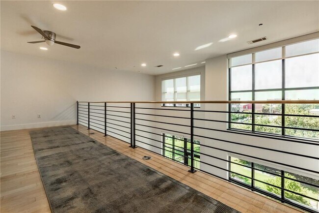 Building Photo - 345 NE 4th St