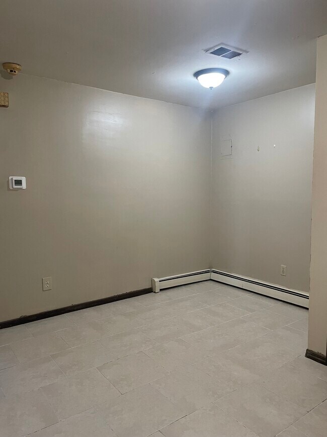 Building Photo - 694 Maguire Ave