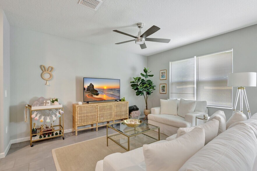 Building Photo - 396 SE Sea Hunt Way