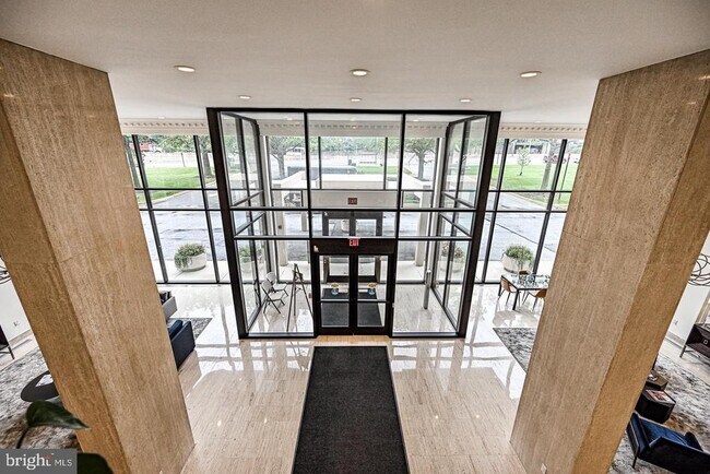 Building Photo - 1300 Army Navy Dr