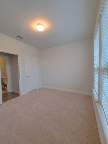 Building Photo - 6825 St Andrews Dr