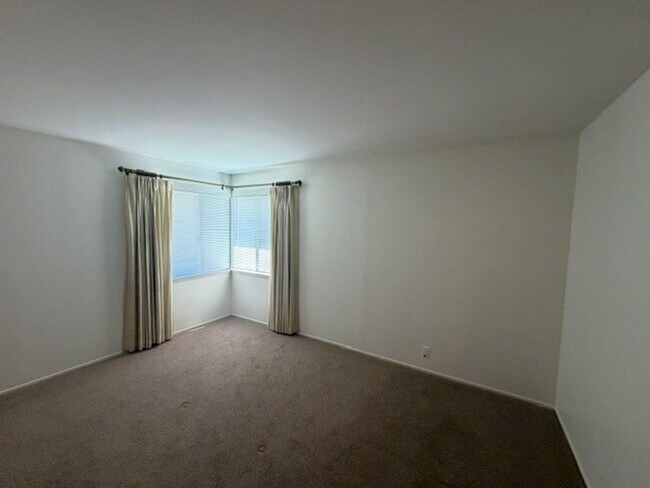 Building Photo - 460 Mariposa Dr