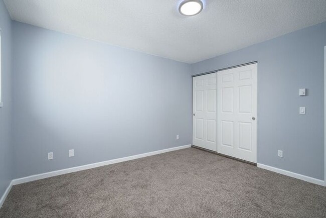 Building Photo - Recently remodeled 2 bedroom 1 bath unit! ...