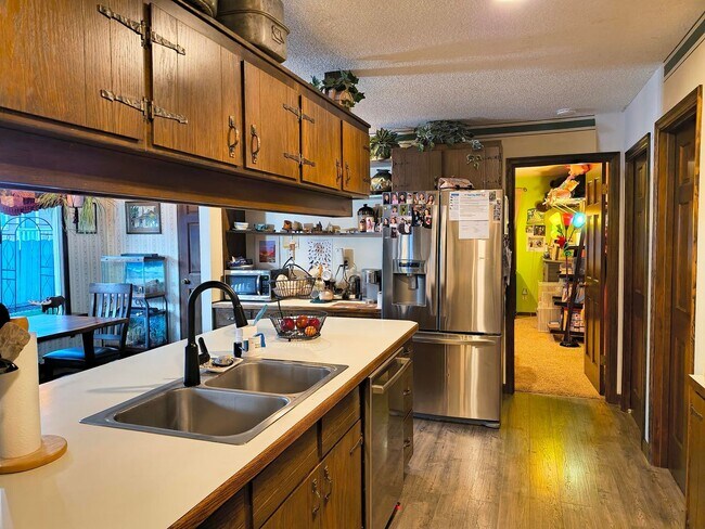 Building Photo - Spacious 4 bed, 2.5 bath with HEATED POOL ...