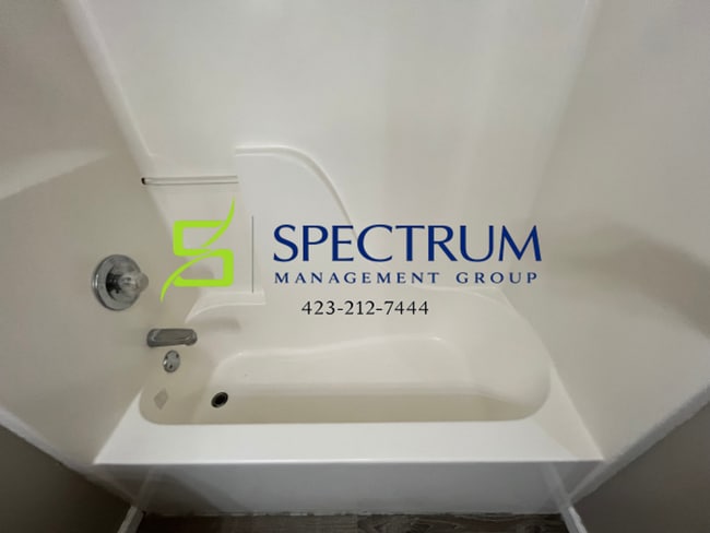 Building Photo - Now accepting applications - Large 4 bedroom 2 bath single family home Dandridge, TN