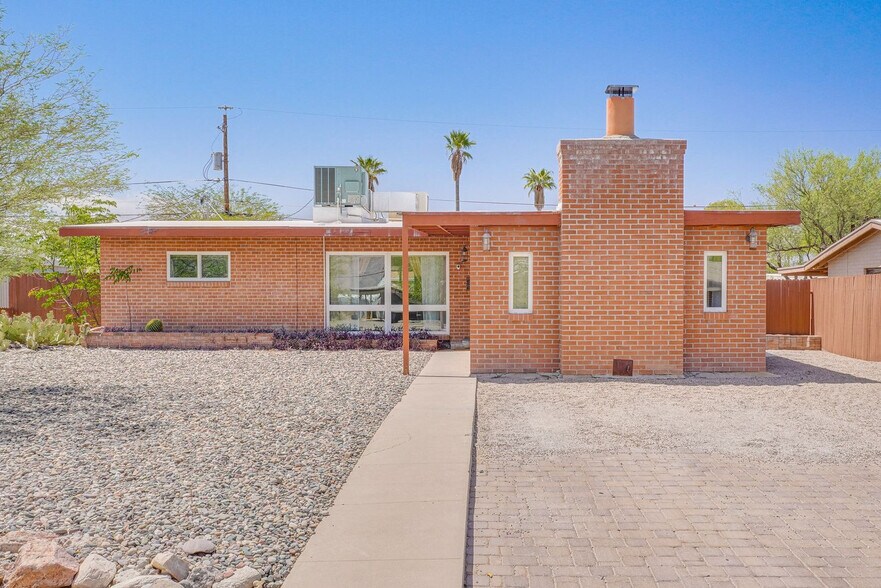 Building Photo - 858 E Alturas St