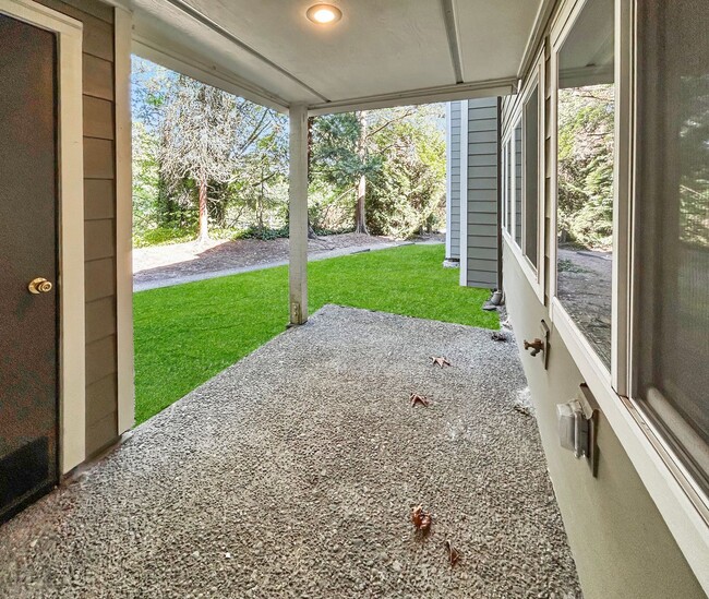 Building Photo - 2Bd/1.75Ba Redmond Condo