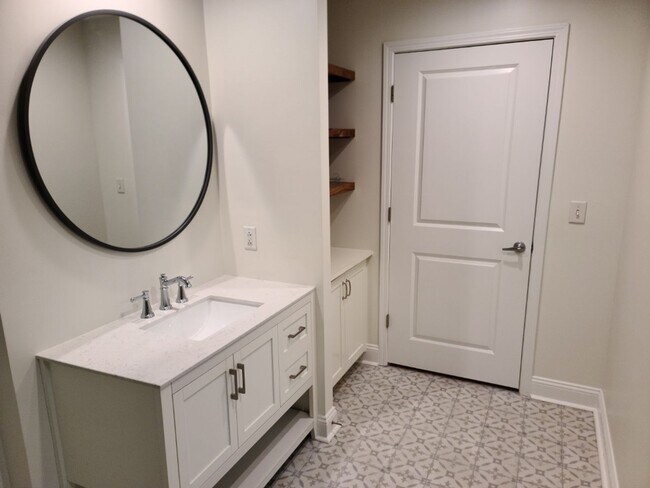 Building Photo - Gorgeous 1 bedroom, 1 bathroom condo in Mo...