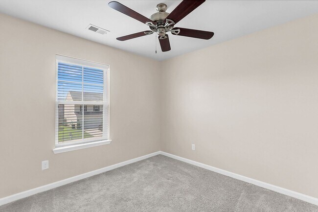 Building Photo - Convenient Location with Modern Amenities